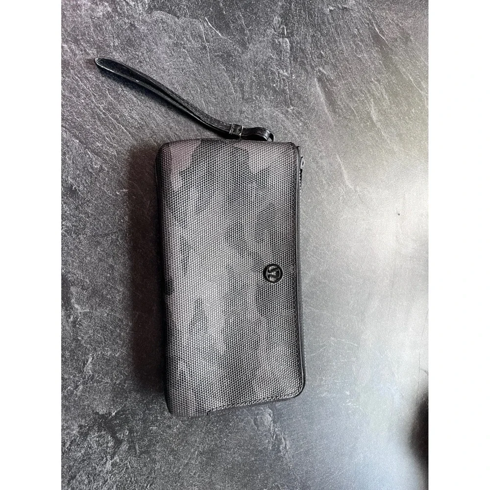 Lululemon Double Zip Wristlet Gray‎ Black Camo Print Travel Wallet Clutch Pouch
